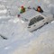 USA: En kvinne graver ut bilen etter snøstormer på USAs østkyst. 