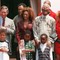 1997: Spice Girls møter prins Charles, Nelson Mandela og hans barnebarn hjemme hos Mandela i Pretoria.