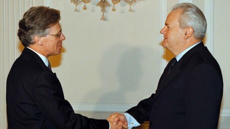 Knut Vollebæk møter Slobodan Milosevic 11. januar 1999 (Foto: STR/AP) Knut Vollebæk møter Slobodan Milosevic 11. januar 1999 (Foto: STR/AP)