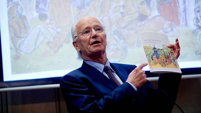 Thorvald Stoltenberg presenterte Stoltenberg-utvalgets anbefalinger til helse- og omsorgsministeren. (Foto: Solum, Stian Lysberg/SCANPIX) Thorvald Stoltenberg presenterte Stoltenberg-utvalgets anbefalinger til helse- og omsorgsministeren. (Foto: Solum, Stian Lysberg/SCANPIX)