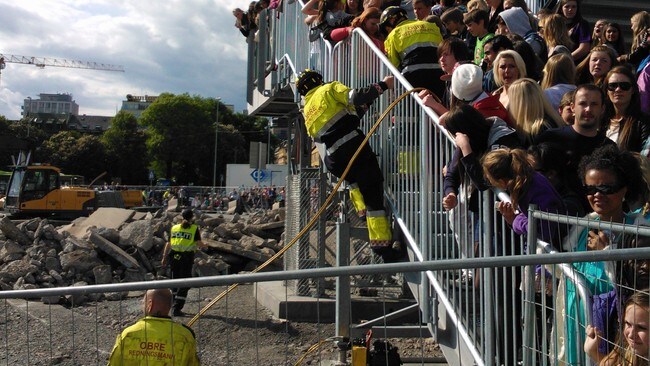 Brannvesenet redder jente (Foto: Erik Engen/NRK) Brannvesenet redder jente (Foto: Erik Engen/NRK)