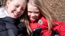 Jenter med smarttelefon (Colourbox) Jenter med smarttelefon (Colourbox)