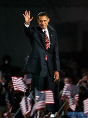 Barack Obama hilste tilhengerne før seierstalen. (Foto: JEFF HAYNES/REUTERS) Barack Obama hilste tilhengerne før seierstalen. (Foto: JEFF HAYNES/REUTERS)