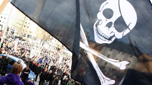 The Pirate Bay-flagg under en demonstrasjon mot rettssaken (Foto: FREDRIK PERSSON/AFP) The Pirate Bay-flagg under en demonstrasjon mot rettssaken (Foto: FREDRIK PERSSON/AFP)