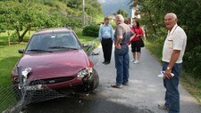 Bilen som tjuvane kom til Undredal med knekte sju gjerdestolpar. (Foto: Arne Veum)