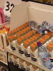 Vannflasker i butikken (Foto: Ronny Reierstad, NRK)