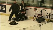 Denne taklingen gjorde Thomas Jacobsen lam for andre gang - Under en landskamp i kjelkehockey mellom Norge og USA i Canada blir Thomas Jacobsen taklet hardt av en motspiller. Jacobsen, som allerede var lam fra livet og ned, blir påført lammelser i nakken. Når han elleve dager senere får forlate sykehuset, har kun følelse i én finger.