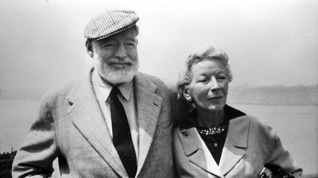 Ernest Hemingway med kone i 1961 (Foto: SCANPIX/SCANPIX) Ernest Hemingway med kone i 1961 (Foto: SCANPIX/SCANPIX)