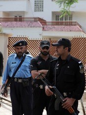 Væpna politi utanfor huset der bin Laden-familien sit i husarrest i Islamabad. (Foto: AAMIR QURESHI/Afp) Væpna politi utanfor huset der bin Laden-familien sit i husarrest i Islamabad. (Foto: AAMIR QURESHI/Afp)