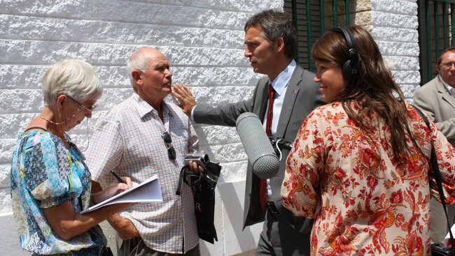Jens Stoltenberg i Torrevieja med Journalist Caroline Rugeldal. (NRK) Jens Stoltenberg i Torrevieja med Journalist Caroline Rugeldal. (NRK)