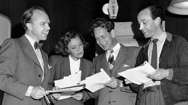 Fra Radioteaterets studio i NRK i 1952 (Foto: NTB / Scanpix, Scanpix) Fra Radioteaterets studio i NRK i 1952 (Foto: NTB / Scanpix, Scanpix)