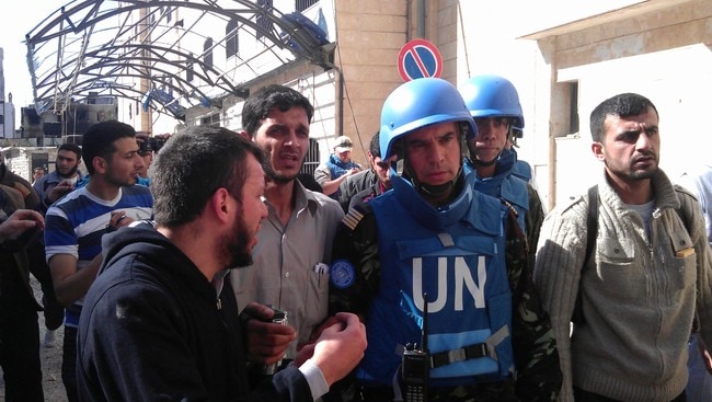 SYRIA-HOMS/ Members of the first U.N. monitoring team in Syria, together with members of the Syrian Free Army, visit Homs (Foto: HANDOUT/Reuters) SYRIA-HOMS/ Members of the first U.N. monitoring team in Syria, together with members of the Syrian Free Army, visit Homs (Foto: HANDOUT/Reuters)