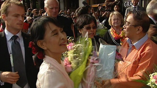 Aung San Suu Kyi utenfor Grand Hotel (Foto: Su Thet Mon/NRK) Aung San Suu Kyi utenfor Grand Hotel (Foto: Su Thet Mon/NRK)