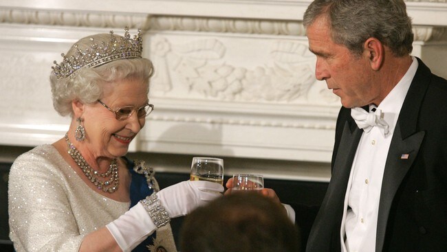 Storbritannias dronning Elizabeth II og USAs president George W. Bush. (Foto: SAUL LOEB/AFP)