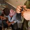 Soldater i Free Syrian Army lader våpnene under kampene med militæret i Aleppo lørdag.