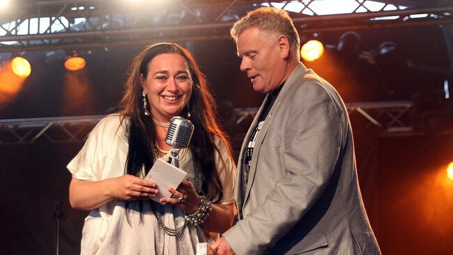 Rita Engedalen mottar Notodden Bluesfestivals Bluespris 2010 fra Jan Davidsen (Foto: Jørn Gjersøe/NRK) Rita Engedalen mottar Notodden Bluesfestivals Bluespris 2010 fra Jan Davidsen (Foto: Jørn Gjersøe/NRK)