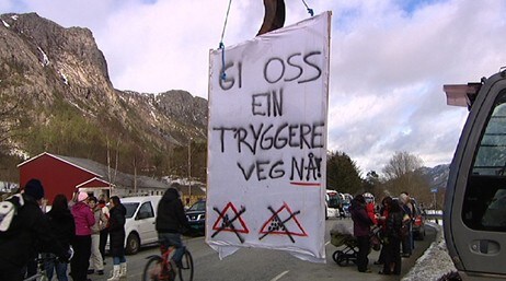 Demonstrasjon for trygg Riksveg 13 (Foto: Zbiniew Czaplicki/NRK) Demonstrasjon for trygg Riksveg 13 (Foto: Zbiniew Czaplicki/NRK)