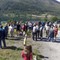 Folk har samla seg i Kjøsnes i Jøster og ventar på helikoptet som fraktar bjørnen ned frå Vetlebreen.