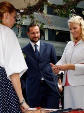 Kronprinsesse Mette-Marit og kronprins Haakon hilser på tradisjonelle håndverkere på Pannon House. (Foto: Åserud, Lise/Scanpix) Kronprinsesse Mette-Marit og kronprins Haakon hilser på tradisjonelle håndverkere på Pannon House. (Foto: Åserud, Lise/Scanpix)