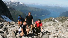 Tre nordfjordingar og ein sherpa (Foto: Anne Rudsengen)