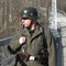 Utkledt tysk soldat vokter broen over juvet Utkledt tysk soldat vokter broen over juvet