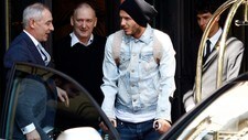 David Beckham på krykker (Foto: Alessandro Garofalo/Scanpix/Reuters) David Beckham på krykker (Foto: Alessandro Garofalo/Scanpix/Reuters)