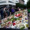 I Bergen er Den blå steinen full av blomster og hilsner fra sørgende bergensere.
