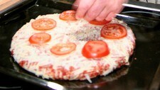 Petros Kyris med frossenpizza på gresk vis (NRK)
