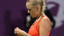 TENNIS-WOMEN/DUBAI Wozniacki reacts after losing her match against Safarova at the Qatar tennis open tournament in Doha (Foto: FADI AL-ASSAAD/Reuters)