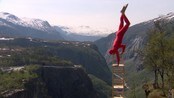 Balansekunstner ved Vøringsfossen - Eskil Rønningsbakken opplever naturen litt anderledes enn de fleste andre. Her ved Vøringsfossen i Hardanger.