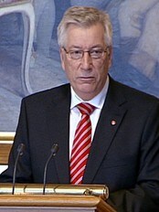 Sigbjørn Johnsen legger fram statsbudsjettet (NRK) Sigbjørn Johnsen legger fram statsbudsjettet (NRK)