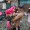 En familie blir evakuert til sikkerhet i hovedstaden Manila.	
