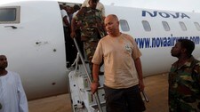John Sørbo på veg ut av flyet i Khartoum. (Foto: MOHAMED NURELDIN ABDALLAH/Reuters) John Sørbo på veg ut av flyet i Khartoum. (Foto: MOHAMED NURELDIN ABDALLAH/Reuters)