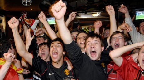 Supportere følger Champions League (Foto: Alexei Druzhinin/AP)