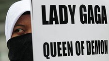 Demonstrerer mot Lady Gaga (Foto: SUPRI/Reuters) Demonstrerer mot Lady Gaga (Foto: SUPRI/Reuters)