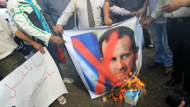 Demonstranter brenner portrettbilder av Assad (Foto: KHALED DESOUKI/Afp) Demonstranter brenner portrettbilder av Assad (Foto: KHALED DESOUKI/Afp)