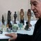 Egypts antikvitetsminister Zahi Hawass med ødelagte museumsgjenstander. Egypts antikvitetsminister Zahi Hawass med ødelagte museumsgjenstander.