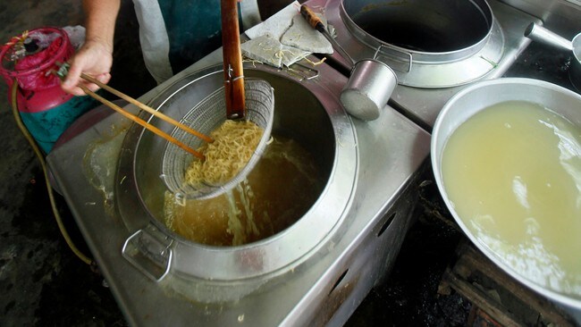Nudler lages ved en restaurant i Kuala Lumpur, Malaysia (Foto: BAZUKI MUHAMMAD/Reuters)