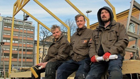 Håvard Arnhoff, Eystein Talleraas og Joar Nango på scenekanten i den uferdige Ambassade for Rom. (Foto: Øyvind Anrntsen/NRK) Håvard Arnhoff, Eystein Talleraas og Joar Nango på scenekanten i den uferdige Ambassade for Rom. (Foto: Øyvind Anrntsen/NRK)