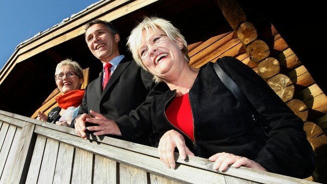 Liv Signe Navarsete, Jens Stoltenberg og Kristin Halvorsen (Foto: Lise Åserud/Scanpix) Liv Signe Navarsete, Jens Stoltenberg og Kristin Halvorsen (Foto: Lise Åserud/Scanpix)