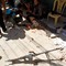 Soldater fra Free Syrian Army hjelper en skadd mann i Aleppo. 
