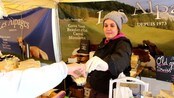 Ingeborg Ann Falk smaker på ost - Europeisk matmarked, turne rundt i landet, nå på Gjøvik. 25 handelsfolk fra Frankrike, Belgia, Italia, Spania, Nederland, Tyskland og Polen.
Marked, masse fristelser, matboder med mat fra ulike land, 
