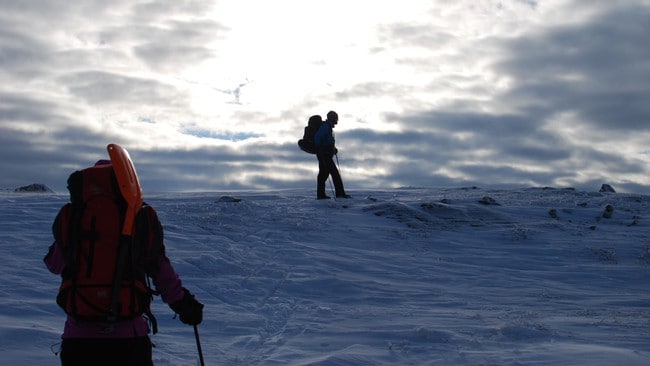 Skitur i fjellet med sekk og spade (Foto: Hallgrim Rogn/Den Norske Turistforening)