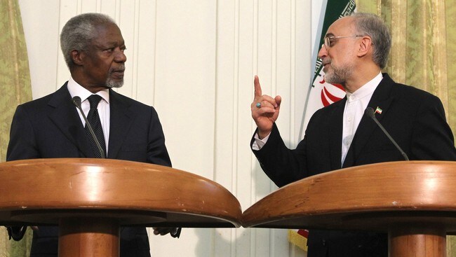 Kofi Annan og Ali Akbar Salehi (Foto: ATTA KENARE/Afp) Kofi Annan og Ali Akbar Salehi (Foto: ATTA KENARE/Afp)
