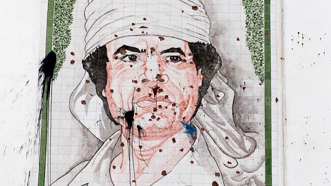En Gaddafi-plakat full av kulehull i Tripoli. (Foto: YOUSSEF BOUDLAL/Reuters) En Gaddafi-plakat full av kulehull i Tripoli. (Foto: YOUSSEF BOUDLAL/Reuters)