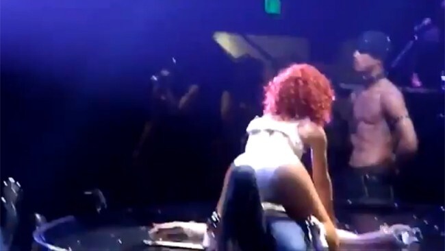 Rihanna gir kvinnelig fan lapdance (Youtube.com)