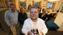 Tore Teigen og Nitimeredaksjonen med vinneren av julepølsetesten (NRK) Tore Teigen og Nitimeredaksjonen med vinneren av julepølsetesten (NRK)