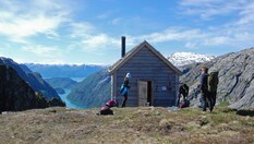 Tur fra Botnen i Fyksesund opp til turlagshytten Kiellandbu for overnatting. Fyksesund ligger i Kvam i Hardanger.