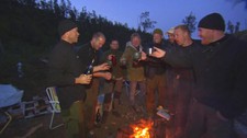 Grottedykkere spretter sjampanjen etter å ha dykket gjennom hele Jarbrugrotta (Foto: Odd Arne Olderbakk/NRK)