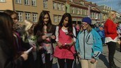Hele landet sang sangen Breivik hater - Flere steder i landet ble sangen "Barn av regnbuen" sunget torsdag. I Tromsø, Trondheim, Oslo, og Kristiansand viste folk sin støtte. 